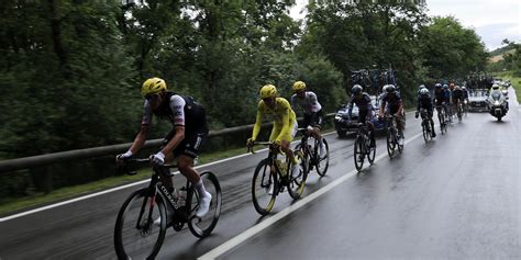 Tour De France A Tappa Semur En Axois Colombey Les Deux