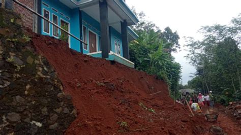 Diguyur Hujan Terus Menerus Dan Tanah Labil Blok Cibogo Nanggela Alami