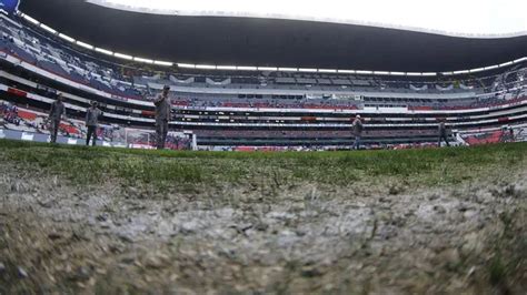 Trabajan A Marchas Forzadas En La Cancha Del Estadio Azteca Para Tratar