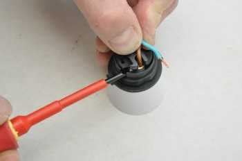 Как соединить провод с патроном – Как подключить патрон к проводам на ...