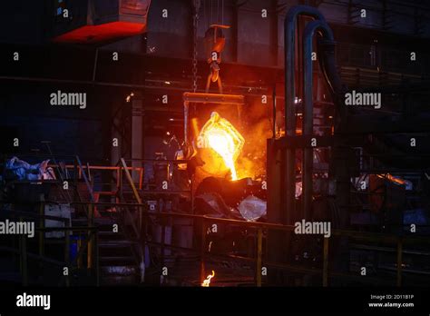 Proceso de fundición de metales en planta metalúrgica Vertido de metal