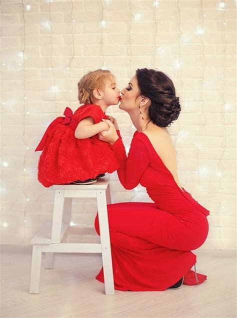 Telle mère telle fille Elles prennent la même posture et nous offrent