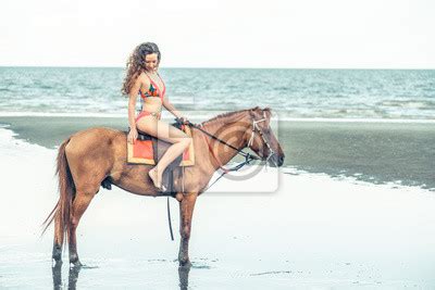 Modelo De Forma Da Mulher Que Monta Um Cavalo Na Praia Adesivos Para