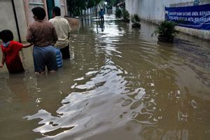 Banjir Surut Warga Tetap Siaga