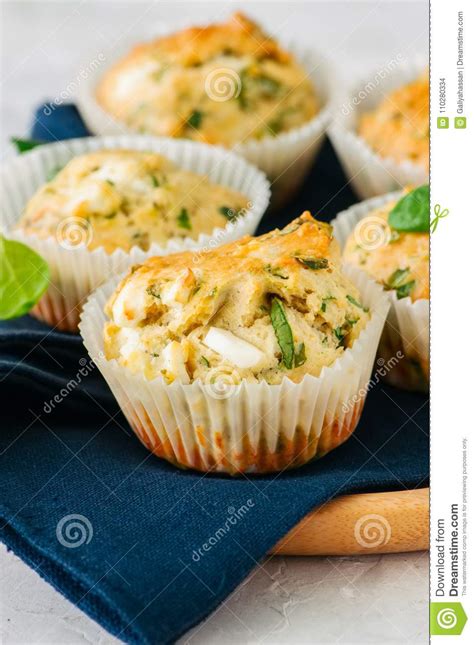 Queques Saborosos Queijo E Espinafres De Feta Em Uma Placa De