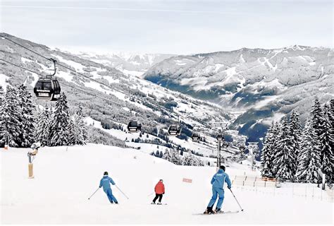 AUSTRIAN SKI RESORT SAALBACH HINTERGLEMM - Valentina in Shorts