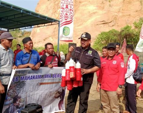 Puluhan KUB Pembudidaya Ikan Di Kelurahan Mangkurawang Terima Bantuan