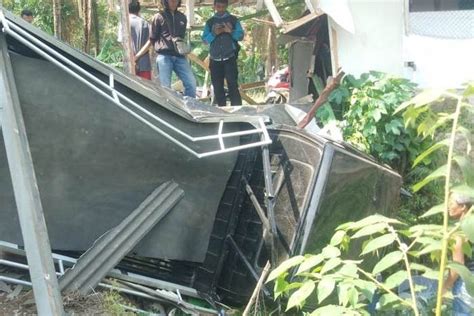 Mobil Bak Terbuka Hilang Kendali Di Ciamis Seruduk Warung Dan Bengkel