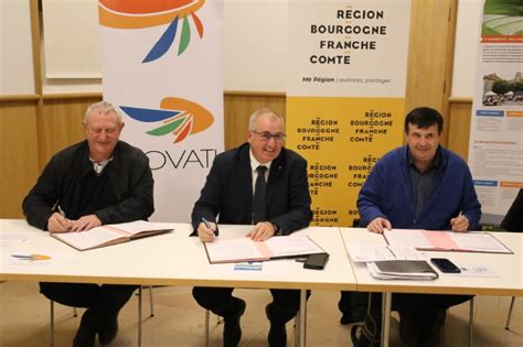 Eric Houlley Signe Deux Contrats Avec Le Pays Seine Et Tilles Et La