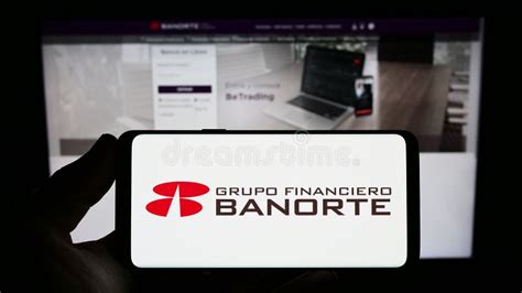 Persona Con Smartphone Con Logo De La Empresa Bancaria Mexicana Grupo