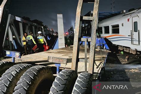 KA Brantas Tabrak Truk Di Perlintasan Madukoro Semarang ANTARA News