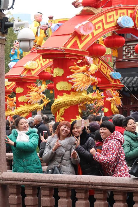 Scenic Spots In Shanghai See Big Crowds During Spring Festival Shine News