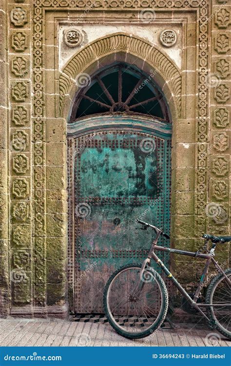 Vieille Bicyclette Devant Une Porte Superficielle Par Les Agents Maroc