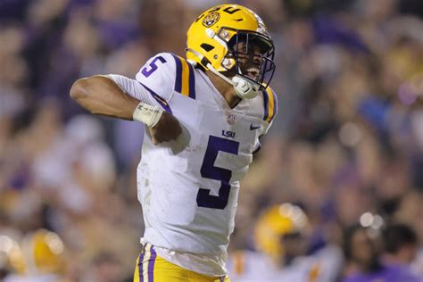 No 10 Lsu Goes For 2 And Beats No 6 Alabama 32 31 In Ot