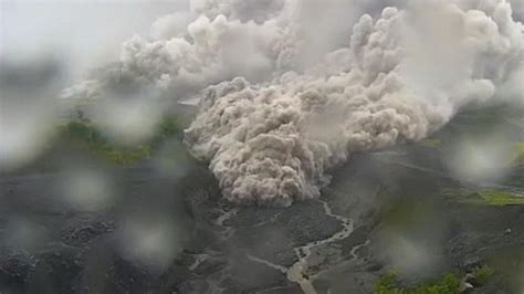 Vulkanausbruch In Indonesien Massive Aschewolke Rast Auf