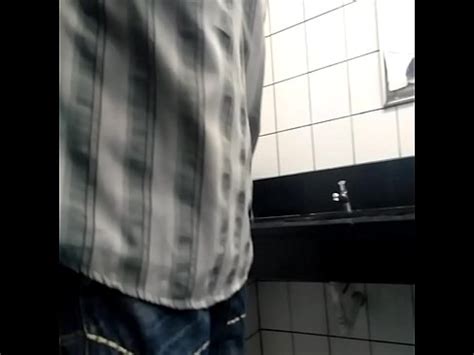 Dotado se exibindo no banheiro público XVIDEOS