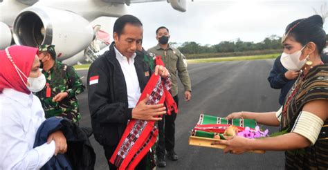 Tiba Di Kepulauan Tanimbar Jokowi Dan Iriana Disambut Meriah Warga