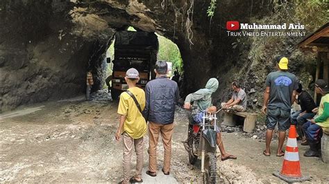 Truk Fuso Muatan Tinggi Nyangkut Di Mulut Terowongan Youtube