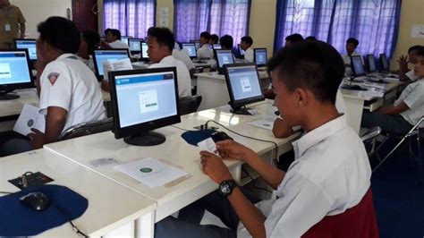 Suasana Siswa Smkn Tanjungpandan Saat Menunggu Giliran Ujian