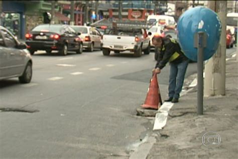 V Deo Funcion Rio Da Prefeitura Passa O Dia Sinalizando Buraco Na Zona