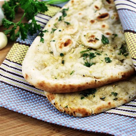 GARLIC NAAN – Desi Baniye