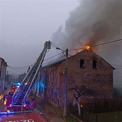 Zdjęcie 2 Pożar pustostanu w Dąbrowie Górniczej Z sąsiedniego