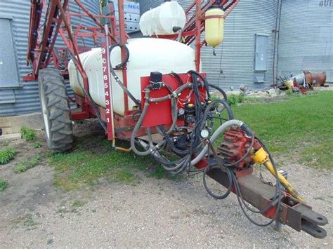 Hardi Tr 1000 Pull Type Sprayer 1000 Gal Tank 66 Ft Boom Triple