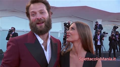 Venezia Alessandro Borghi Sul Red Carpet Con Irene Forti Youtube