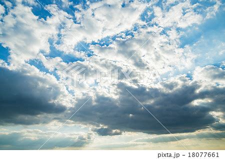 写真素材 雲 積雲 高積雲か層積雲 青い空 白い雲 秋の空 夕方 日暮れ 日没 背景用素材 青空 の写真素材 18077661 PIXTA