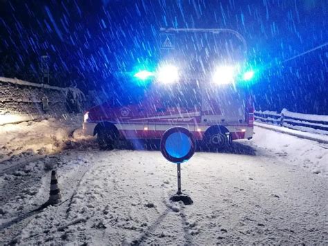 Due Frane Sulla Ferrovia E Treno Deragliato Val Pusteria Isolata