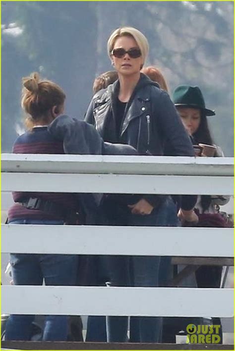 Charlize Theron Sports Shorter Hair as Megyn Kelly for Roger Ailes ...