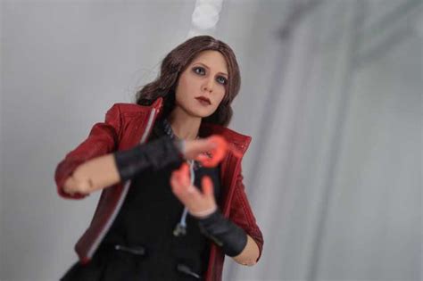 Hot Toys Collectible Figures Figround