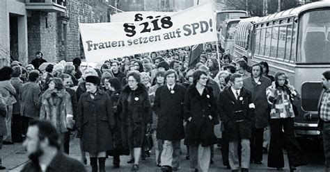 Vor 50 Jahren: Warum der Streit um Paragraf 218 kein Ende fand | Vorwärts