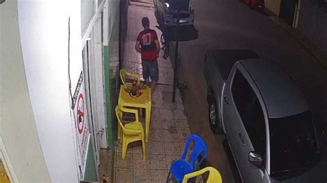 Vídeo homem sai de bar sem pagar a conta e ainda furta bicicleta em