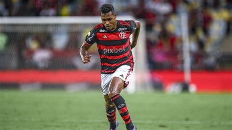 Alex Sandro e Gonzalo Plata estreiam pelo Flamengo e são elogiados pelos