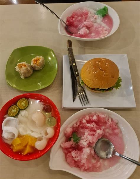 Semua Es Nya Seger Review Momondud Di Restoran Kedai Es Pisang Ijo