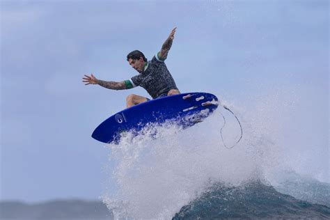 Olimpíadas 2024 Gabriel Medina e Chumbinho avançam no surfe Metrópoles