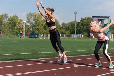 Dos atletas jóvenes runner están entrenando en el estadio al aire libre