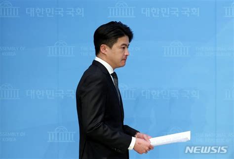 단상 향하는 오영환 총괄선대위원장 네이트 뉴스