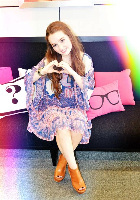 Kaitlyn Dever Scrolller