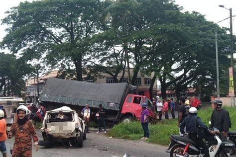 Lori Pecah Tayar Brek Rosak Rempuh Tujuh Kenderaan