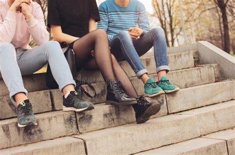 A Foto Da Colheita Do Grupo De Adolescentes Dos Estudantes De