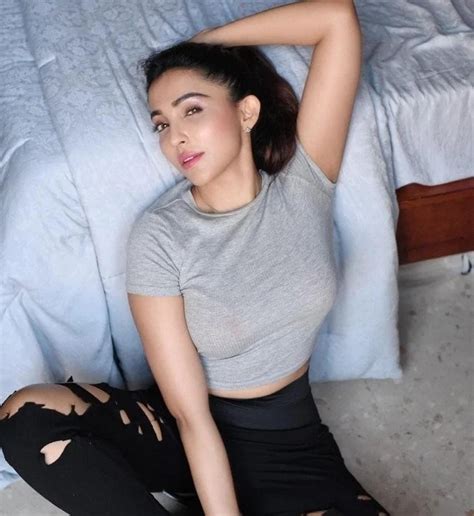 CELEBRITY PICS Top 10 Hot And Sexy Pics Of Parvati Nair