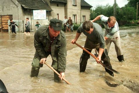 Największe powodzie na świecie przyczyny skutki zdjęcia Wodoszczelni