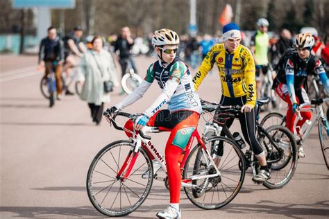 Ciclistas Jovenes En La Ropa De Deportes Para Completar Un Ciclo En La