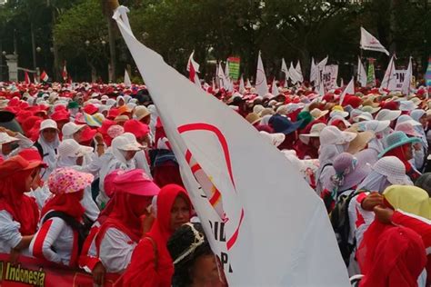 Ribuan Bidan Desa Kepung Istana Tuntut Diangkat Pns Jawa Pos