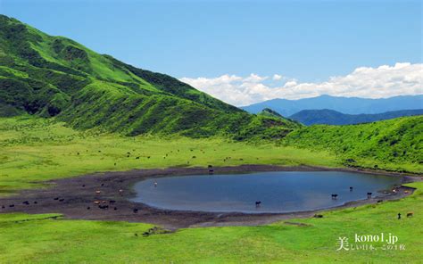 熊本県阿蘇市 阿蘇山カルデラの美しい風景と中岳火口 美しい日本、この一枚。