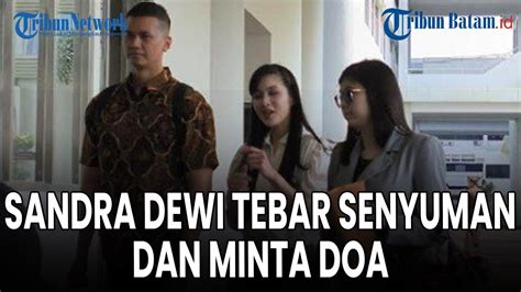 Tiba Di Kejaksaan Agung Sandra Dewi Tebar Senyuman Dan Minta Doa Youtube