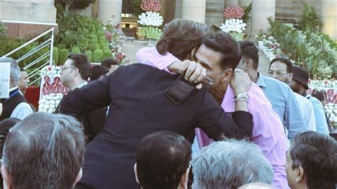 Shah Rukh Khan Akshay Kumars Heartwarming Embrace Steals The Show At