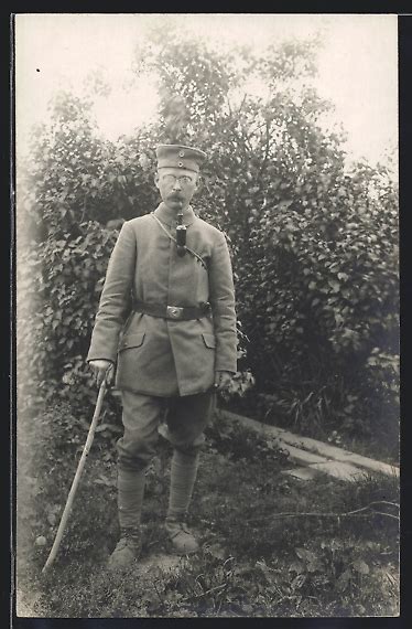 Foto Ansichtskarte Soldat in Feldgrau Uniform mit Krätzchen und Pfeife